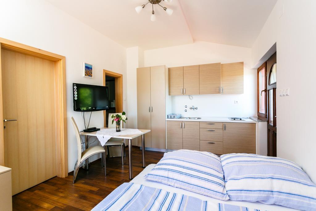 Apartments Josip Пінезіци Номер фото